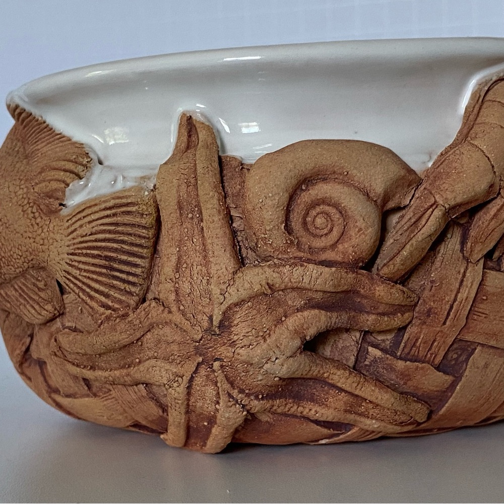 Charlestowne Porcelaine Art Pottery Bowl Leo and Karin Villarom Fish Theme White - Picture 5 of 15